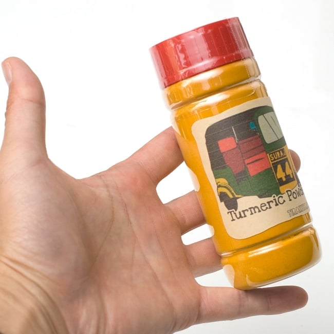 ターメリックパウダー Turmeric Powder 【100gボトル】 6 - サイズ比較のために手に持ってみました