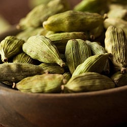 高級品質 グリーンカルダモン ホール - Green Cardamom Whole【50gパック】[Viraki Bros]