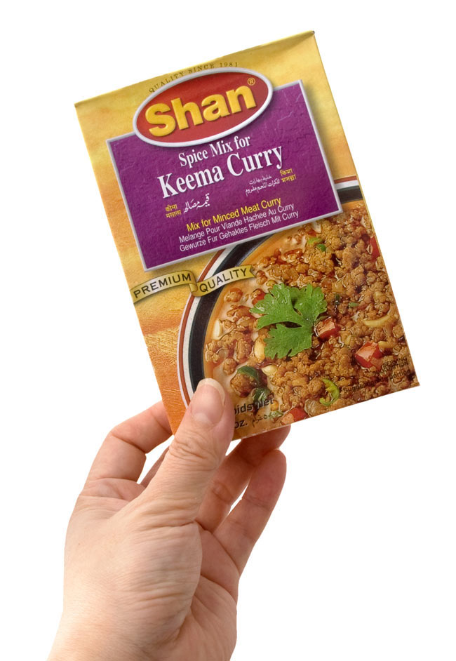 キーマ マサラ スパイス ミックス - 50g 【Shan】 5 - 手に持ってみました。外箱には、英語、スペイン語等の多国語表記です。箱の中にも自国語?のレシピがあります。こちらの黄色い箱でのお届けになる場合がございます。何卒、ご了承下さい。