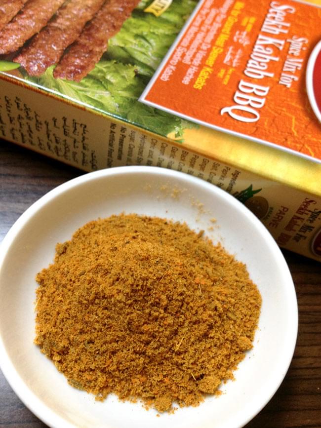 シークケバブ スパイス ミックス - 50g 【Shan】 2 - パウダーのスパイスとホールのスパイス、ハーブがShan社の秘伝の配合率で配合されています。ホールがホールのままがすごい!!こちらの黄色い箱でのお届けになる場合がございます。