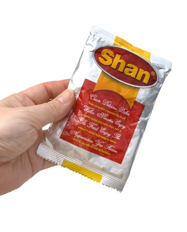 シークケバブ スパイス ミックス - 50g 【Shan】 4 - 中のスパイスはアルミ袋でしっかりパック。何だか袋が可愛いかも。この一袋で約1〜2回分の分量で、丁度いいですね。パッケージのデザインが違う場合がございます。ご了承下さい。