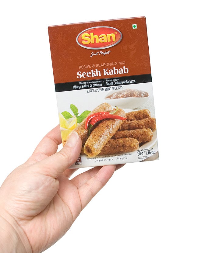 シークケバブ スパイス ミックス - 50g 【Shan】 5 - 手に持ってみました。外箱には、英語、スペイン語等の多国語表記です。箱の中にはウルドゥ語のレシピがあります。