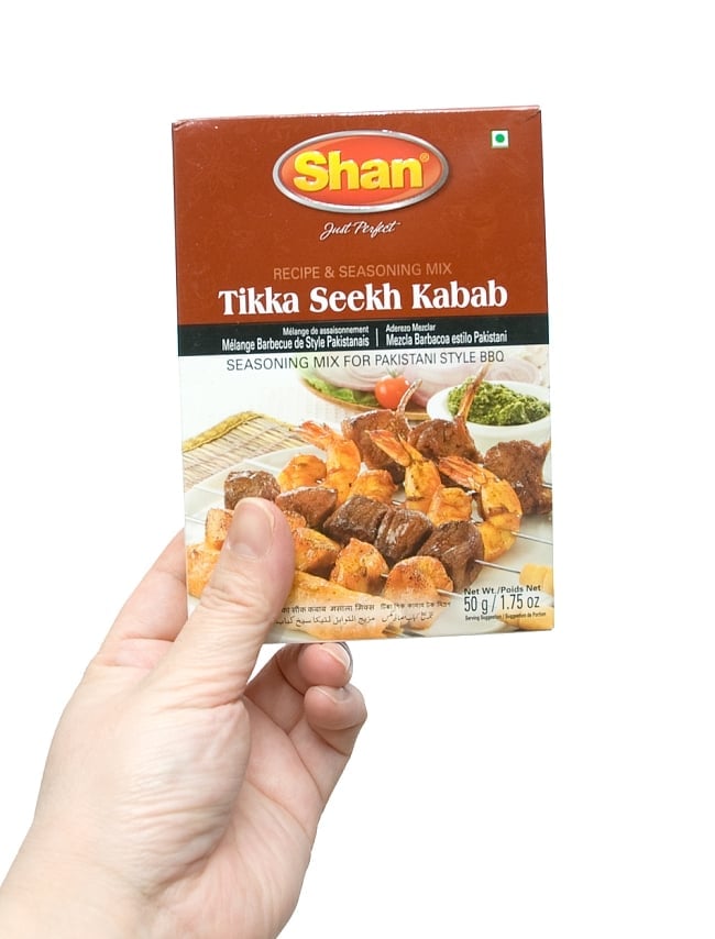 ティッカ シークケバブ スパイス ミックス - 50g 【Shan】 4 - 手に持ってみました。外箱には、英語、スペイン語等の多国語表記です。箱の中にはウルドゥ語のレシピがあります。