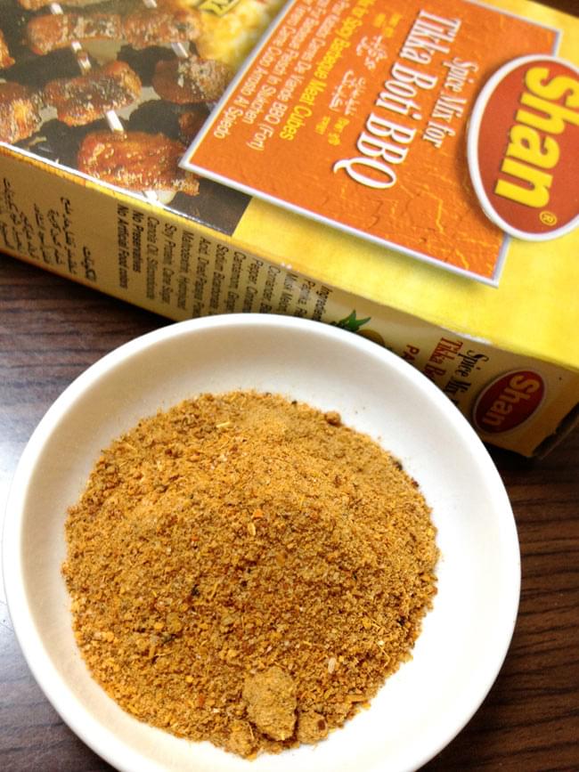 チキンティッカバーベキュー スパイス ミックス - 50g 【Shan】 2 - パウダーのスパイスとホールのスパイス、ハーブがShan社の秘伝の配合率で配合されています。ホールがホールのままがすごい!!