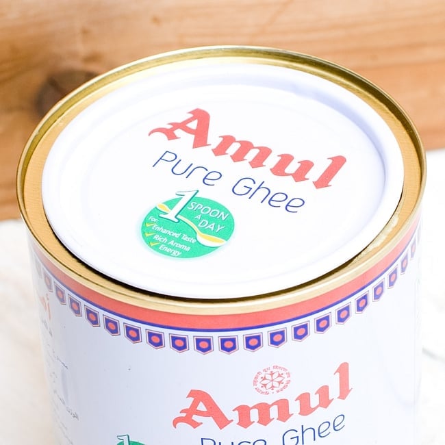 ギー ピュア 1000ml 大サイズ - Pure Ghee 【Amul】 2 - 手に持ってみました。インド料理の濃厚でまろやかな味やコクを出すのにこれが欠かせません。