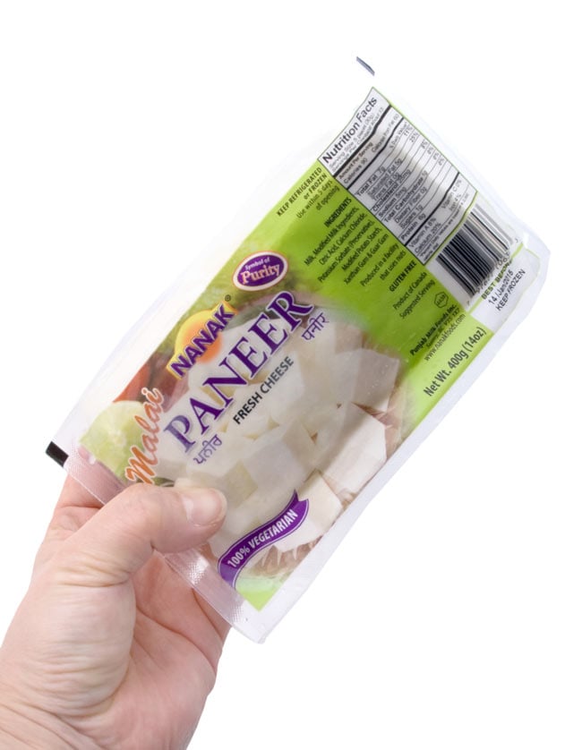 【冷凍】インド の カッテージ チーズ【PANEER】 パニール ブロック 400G 【Nanak】 4 - 手に持ってみました。4人分のカレーを作るのにちょうどいい大きさ?ではないでしょうか?