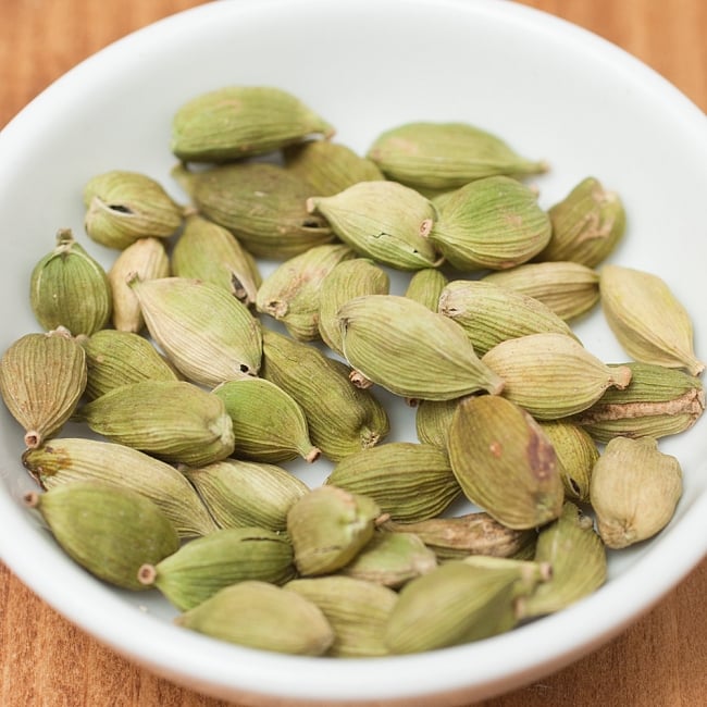 グリーンカルダモン ホール Green Cardamom Whole 【100g パック】 2 - スパイスの女王とも言われています。ガラムマサラに欠かせません