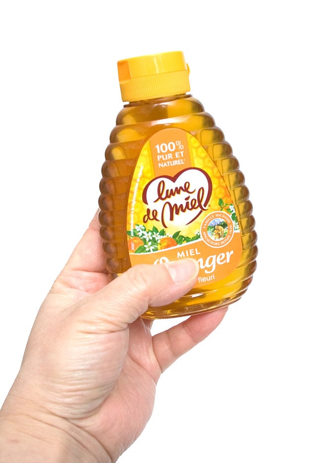 ハチミツ オレンジブロッサム 【250g】【Lune de Miel】 2 - 手に持ってみました。使いやすそうなボトルです。さっとすぐつかえる。