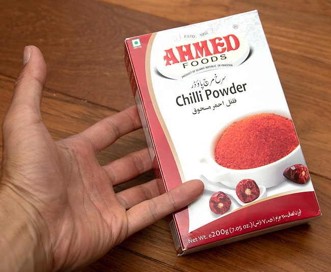 チリパウダー 200g 箱入り - Chilli Powder 【AHMED】 3 - 手に持ってみました。200g入りでちょっとした重さあります。密封容器や袋などに入れ替えて保存ください。これだけあれば、いろいろ使えますよ。