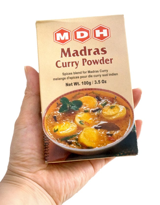マドラスカレー パウダー  スパイス ミックス - 100ｇ 小サイズ 【MDH】　 2 - 手に持ってみました。