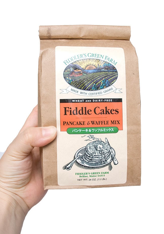 パンケーキ & ワッフル ミックス - Fiddle Cakes 【FIDDLERs GREEN FARM】 4 - 手に持ってみました。この一袋で、説明の分量で作ると約4回分(約16〜24枚)程の量です。