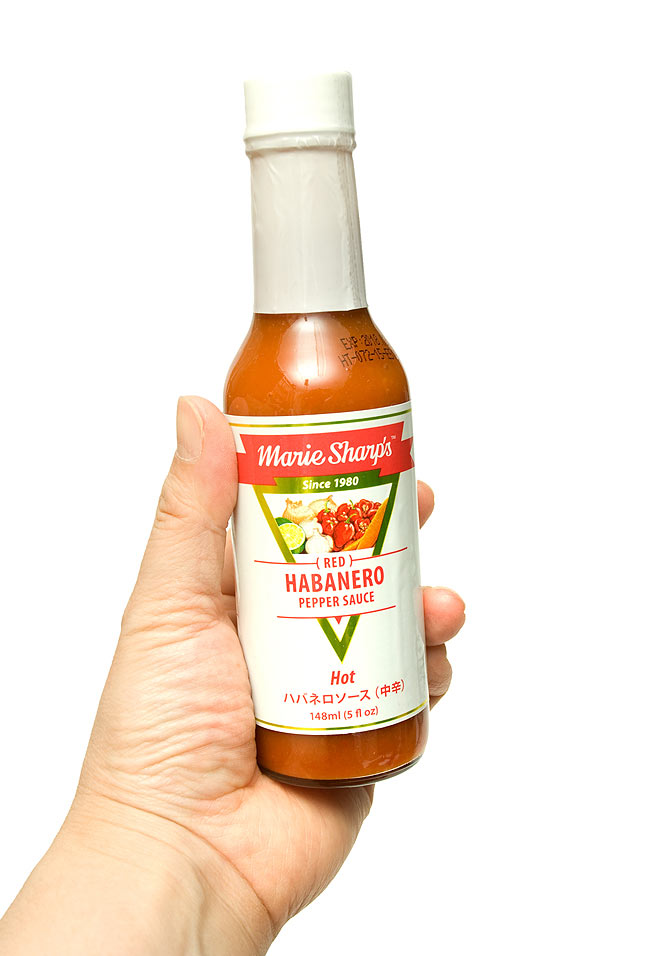 ハバネロソース【レベル2 中辛!!】マリーシャープス・- ホット(中辛)【148ml】【Marie Sharp’s】 3 - 手に持ってみました。パスタ、カレー、フライなど等