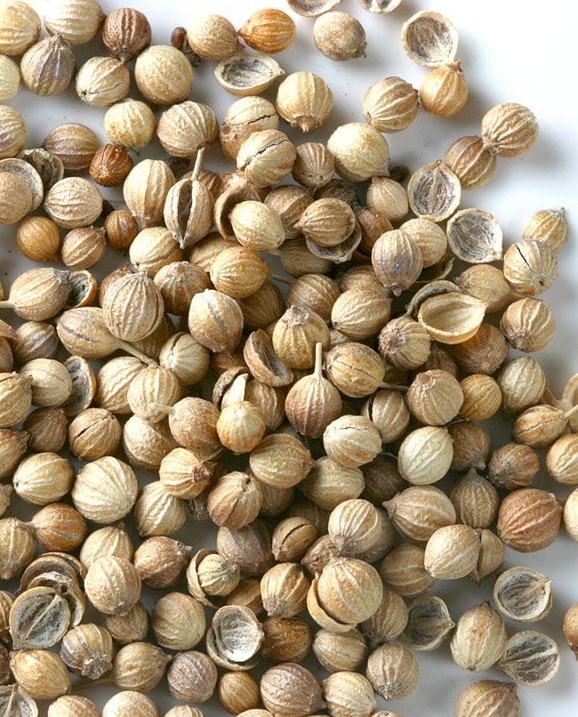 コリアンダー パウダー 200g 箱入り Coriander Powder 【AHMED】 4 - コリアンダーパウダーとコリアンダーホールの箱を並べて撮ってみました。趣のある箱なのでインテリアとしてもいかがですか?
