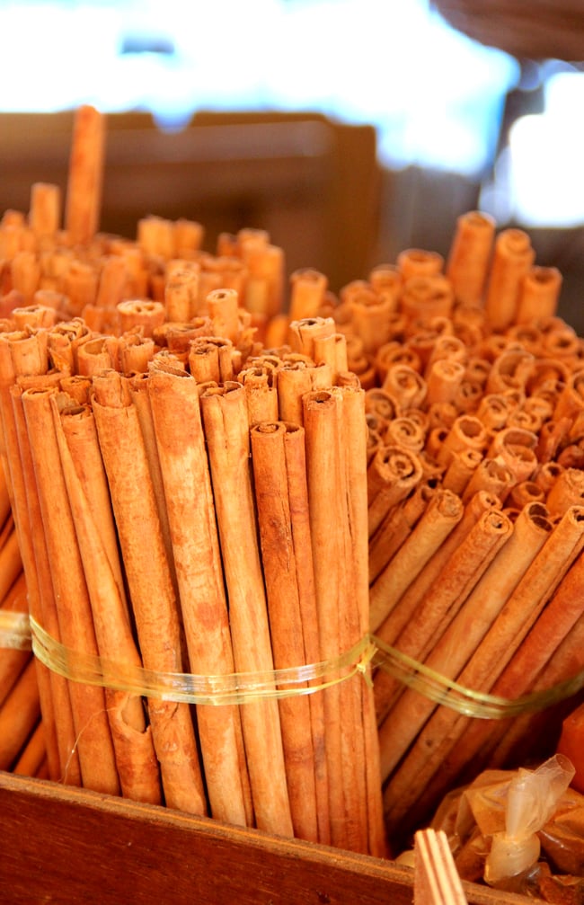シナモンスティック 25g - Cinnamon Stick 【Tea Boutique】 3 - 皮を木から剥いだら、乾燥、なめし、乾燥を繰り返して、なめらかで綺麗なロール状にしていきます。手間ひまかけて作られています。