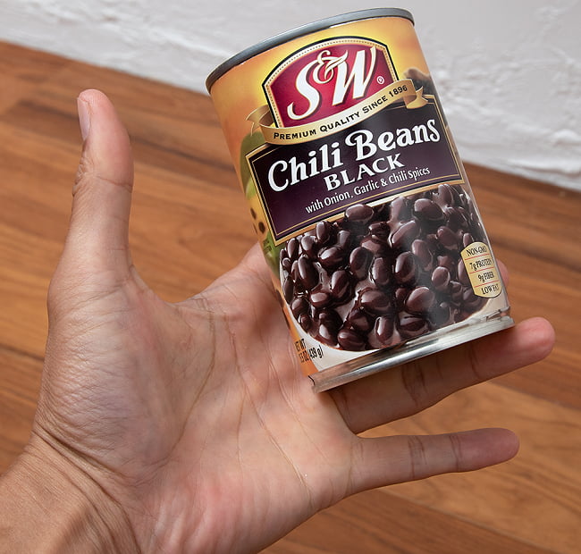 ブラックチリビーンズ 425g 缶詰 - Black Chili Beans 【S&W】 5 - サイズ比較のために手に持ってみました