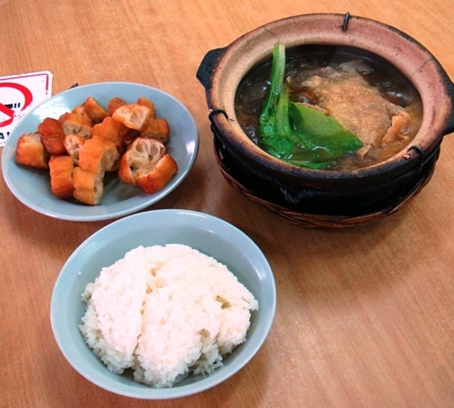 バクテー - マレーシア薬膳スープ - BAK KUT THE 7 - シンガポールで出てくるバクテーはこんな感じだそうです(wikipedia)
