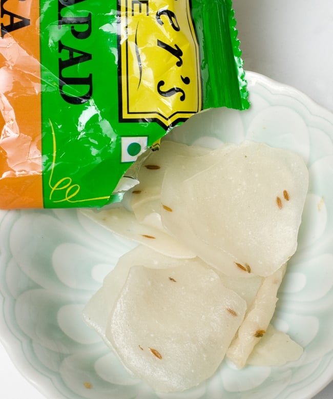 お米とクミンのパパド - JEERA RICE PAPAD 75g[Mother] 4 - 中身を開けてみました。茶色のつぶつぶがクミンです