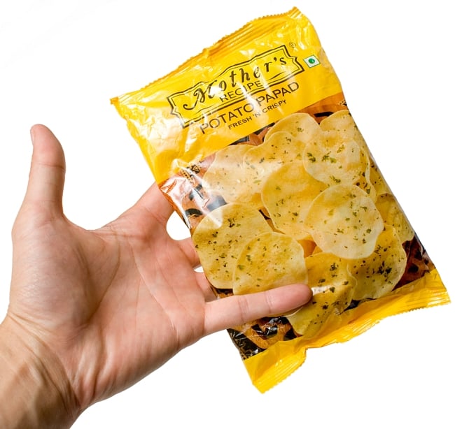 じゃがいものパパド - POTATO PAPAD  75g[Mother] 4 - サイズ比較のために手に持ってみました