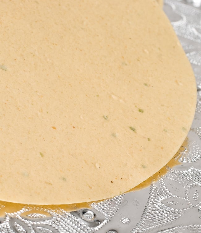 青唐辛子とにんにくのパパド - GARLIC GREEN CHILLI PAPAD 200g[Mother] 7 - もっとアップにしました。唐辛子などが練り込まれているのが見えますね