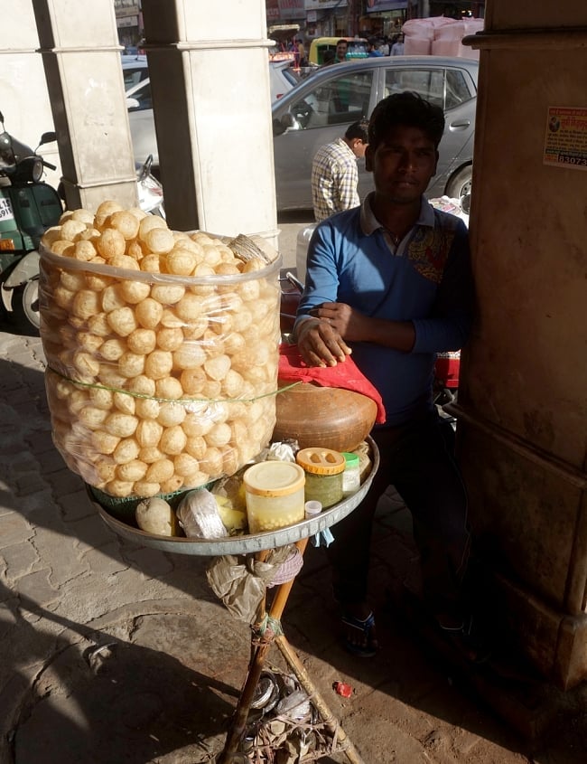 パニプリ・パパド - Pani Puri Papad 5 - 本場インドではこのようにして売っています