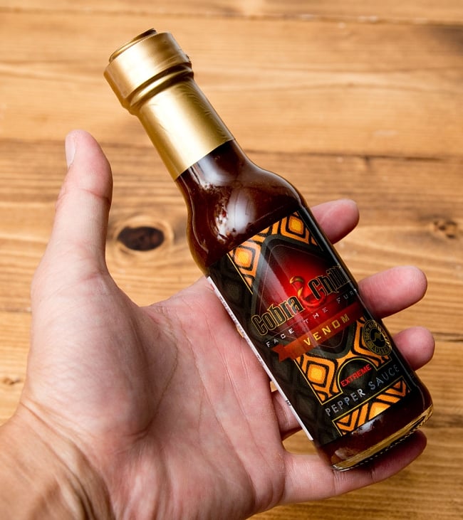 【激辛】『ヴェノム・ペッパーソース 』155g【COBRA CHILLI】 2 - サイズ比較のために手に持ってみました