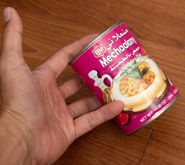【9個セット】(ワケアリ）ひよこ豆と白ゴマのペースト ‐ ホムモス ‐ Hommos 【B.Mechaalany＆Sons】 5 - サイズ比較のために手に持ってみました