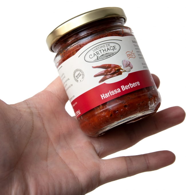 【送料無料・7個セット】ハリッサ ベルベル - Harissa Berber Hand Made Style  5 - 手に持ってみました。ガラスのビンに入っていますので、中身が見えて便利です。