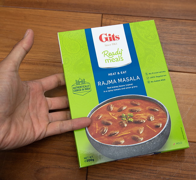 【送料無料・12個セット】ラジマ マサラ - Rajma Masala - 赤いんげん豆のカレー 【Gits】 5 - サイズ比較のために手に持ってみました