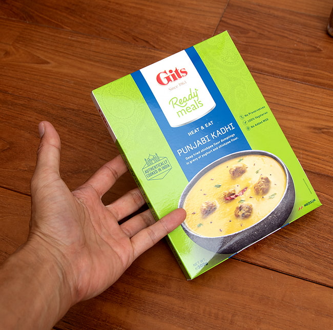 【送料無料・12個セット】パンジャブ カディ - Punjabi Kadhi - ひよこ豆団子のヨーグルトカレー 【Gits】 5 - サイズ比較のために手に持ってみました