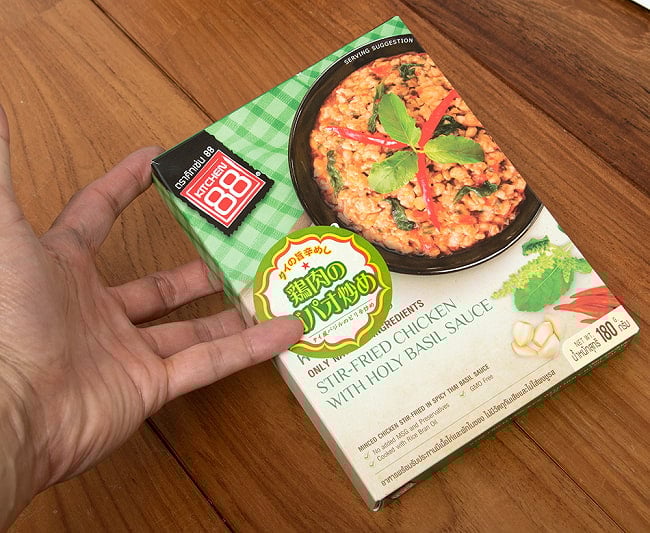 【送料無料・15個セット】鶏肉のガパオ炒め【KITCHEN88】 4 - 手に持ってみました。200gと約1人分の量で、食べきりサイズ。レトルトなので長持ちです。