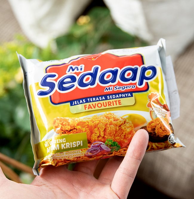 【送料無料・34個セット】インスタント 焼きそば アヤム クリスピー 味 - Ayam Krispi 【Mie Sedaap】  4 - 手に持ってみました。
