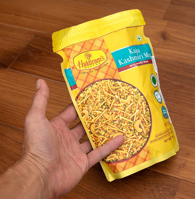【送料無料・15個セット】インドのお菓子 カジュカシミールミックス - Kaju Kashmiri Mix 5 - サイズ比較のために手に持ってみました