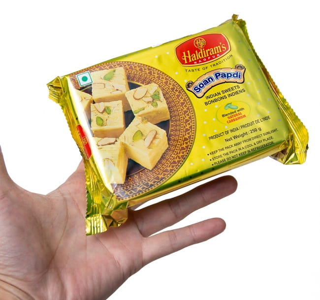 【送料無料・10個セット】インドのお菓子  ソーン パブディ ピスタチオ リッチ − SOAN PAPDI 4 - サイズ比較のために手に持ってみました