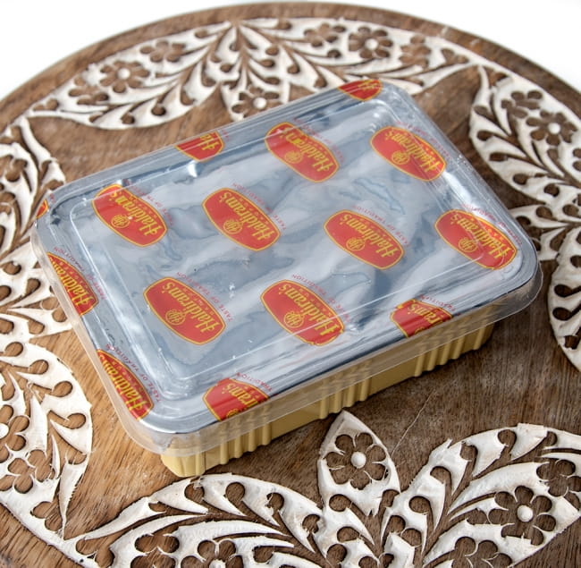 【送料無料・10個セット】インドのお菓子  ソーン パブディ ピスタチオ リッチ − SOAN PAPDI 5 - 中を開けると、パッケージが出てきて