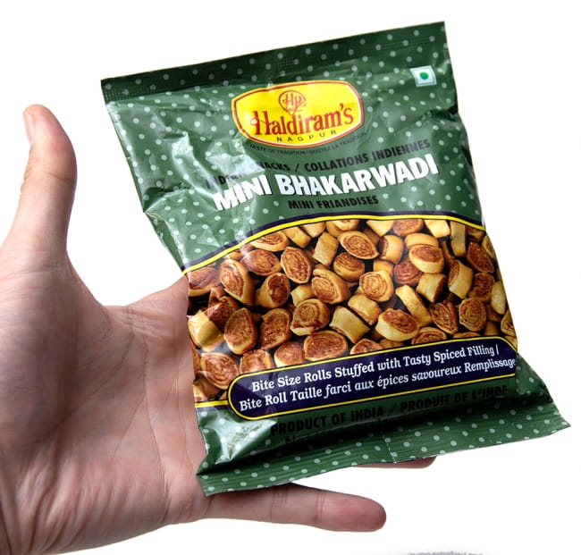 【送料無料・15個セット】インドのお菓子 Mini Bhakarwadi - ミニバッカルワリ 7 - サイズ比較のために手に持ってみました