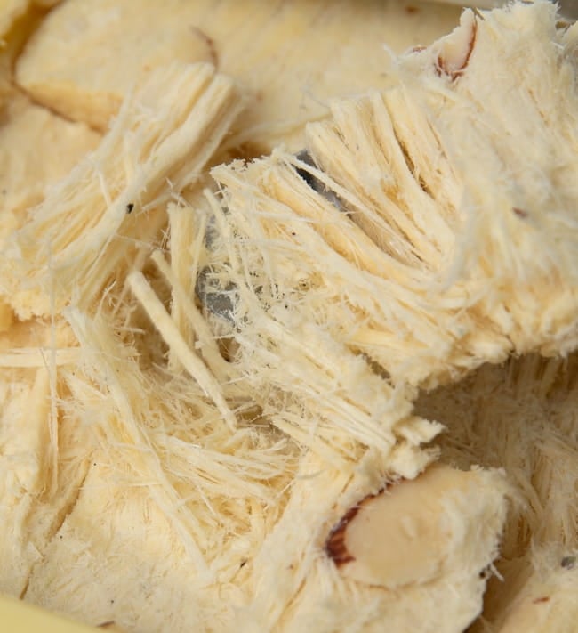 【送料無料・10個セット】インドのお菓子 ソーンパブディ ココナッツ COCONUT SOAN PAPDI 8 - 持ち上げてみると、一本一本が糸のようです。なお、写真はピスタチオ リッチのソーンパプディです。