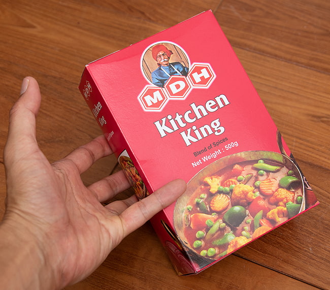 【送料無料・4個セット】キッチンキング　スパイスMix - 500g 大サイズ 【MDH】 6 - サイズ比較のために手に持ってみました