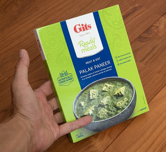 【5個セット】パラック パニール - Palak Paneer - ほうれん草とカッテージチーズのカレー 【Gits】 3 - 手にとってみました。味がしっかりしているので2人位で十分な量が入っています。