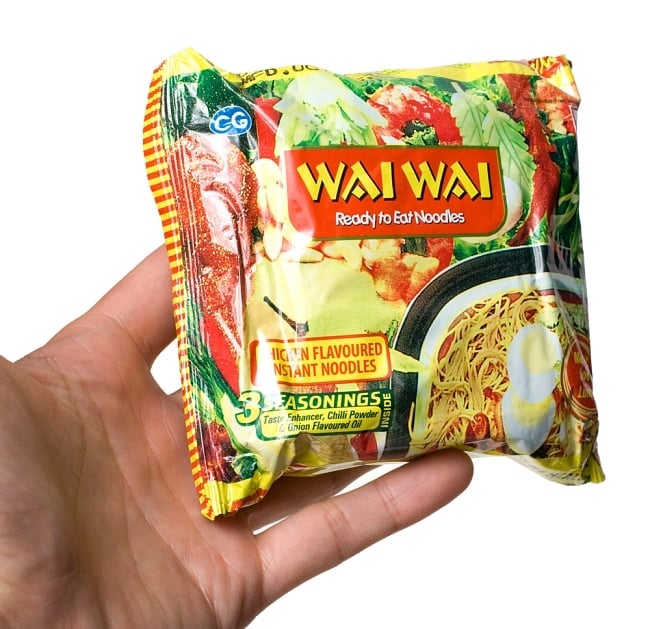 【24個セット】WAIWAI Noodles - ネパールのインスタントヌードル【チキン味】 4 - サイズ比較のために手に持ってみました