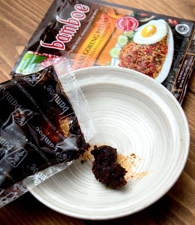 【3個セット】【bamboe】Nasi Goreng Pedas インドネシア風辛口チャーハン - ナシゴレンプダスの素 5 - ペーストを炒めて、そこへ鳥だしと材料を入れて煮こむだけの簡単調理。