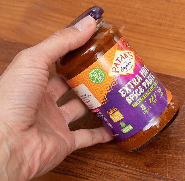 【送料無料・12個セット】エキストラホットカレー スパイス ペースト 瓶 【Pataks】 3 - 手に持ってみました。この1ビンで、左のレシピが約3〜4回作ることが出来ます。
