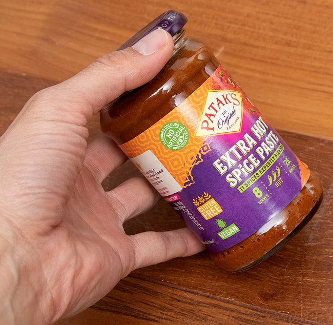 【送料無料・24個セット】エキストラホットカレー スパイス ペースト 瓶 【Pataks】 3 - 手に持ってみました。この1ビンで、左のレシピが約3〜4回作ることが出来ます。