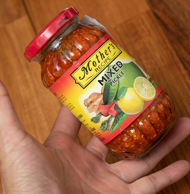 【送料無料・12個セット】〔300g〕インドのピクルス （アチャール） - ミックス 【Mother】 6 - サイズ比較のために手に持ってみました