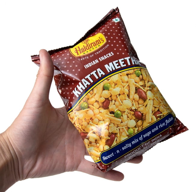 【ケース販売・40個セット】インドのお菓子 甘酸っぱいスナック - カッタミータ - KHATTA MEETHA  7 - サイズ比較のために手に持ってみました