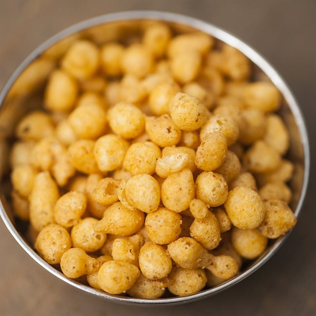 【10個セット】インドのお菓子 マサラ揚げ天 ブーンディ - BOONDI 3 - 中身はこんな感じ。さくさくスパイシーなひよこ豆揚げ玉です。