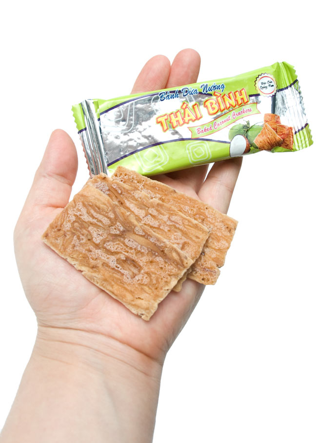 【送料無料・12個セット】ベトナムスナック ココナッツクラッカー【THAI BINH】 5 - 小分けの一袋には3枚のクラッカーが入っています。素朴でクリスピーな食感がたまりません