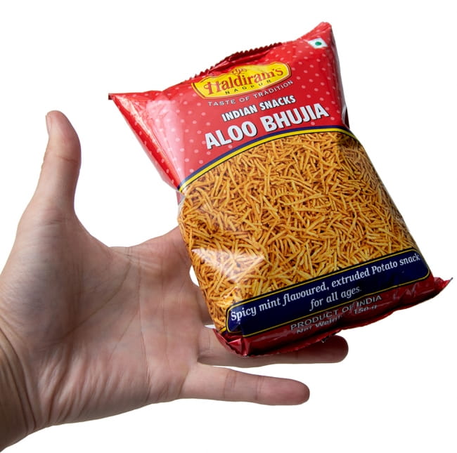 【送料無料・20個セット】インドのお菓子 スパイシーポテトスナック アルーブジア - ALOO BHUJIA 7 - サイズ比較のために手に持ってみました