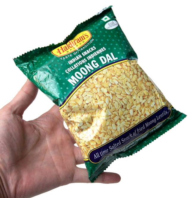 【送料無料・20個セット】インドのお菓子 フライドビーンズ ムングダル - MOONG DAL 150g 7 - サイズ比較のために手に持ってみました