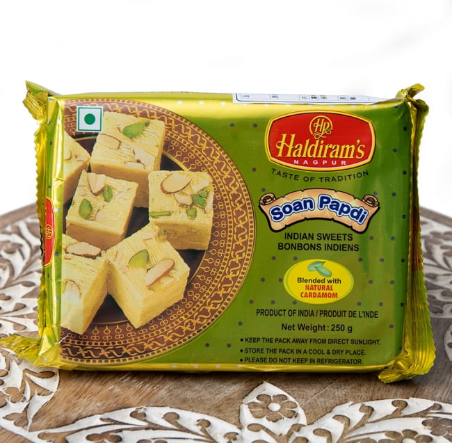 【ケース販売・36個セット】インドのお菓子 ソーン パブディ ピスタチオ リッチ − SOAN PAPDI 2 - 正面から撮影しました