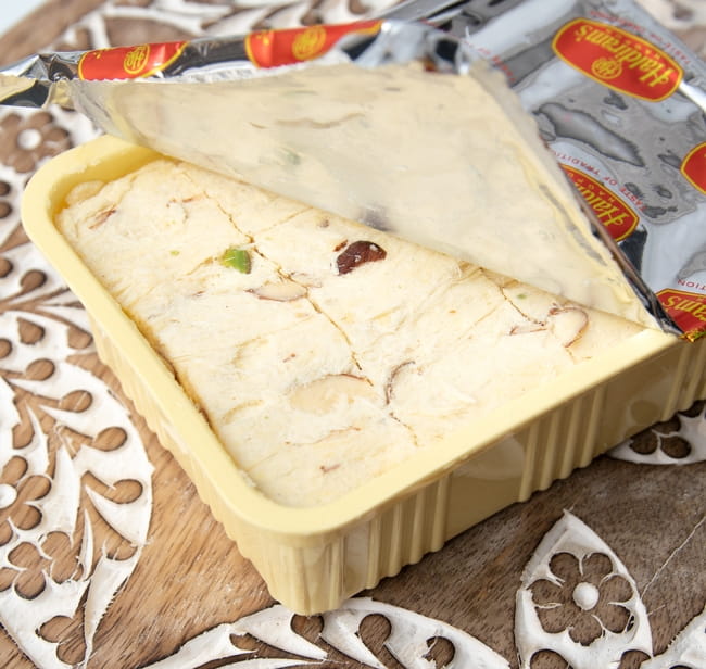 【ケース販売・36個セット】インドのお菓子 ソーン パブディ ピスタチオ リッチ − SOAN PAPDI 6 - もっと開けると、平べったいソーンパプディが出てきます